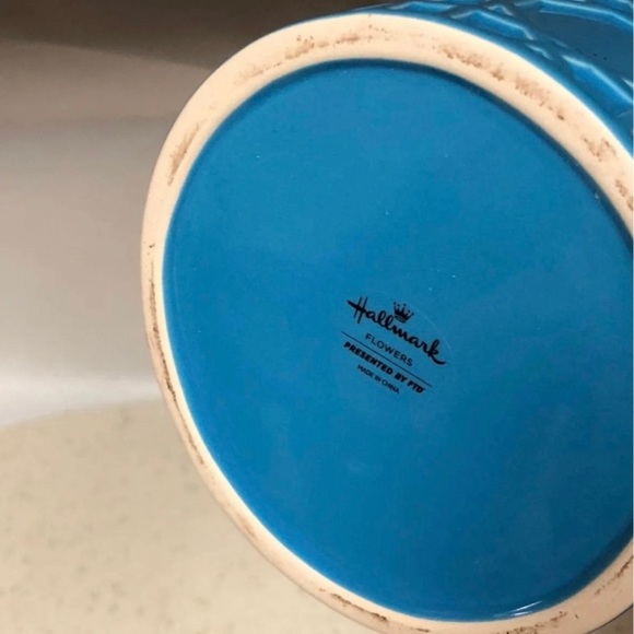 Hallmark Flower Octagonal design ceramic vase - Picture 2 of 4